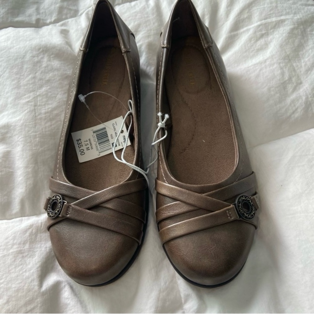 *Copy* women's size 7 1/2 M shoes. NWT.